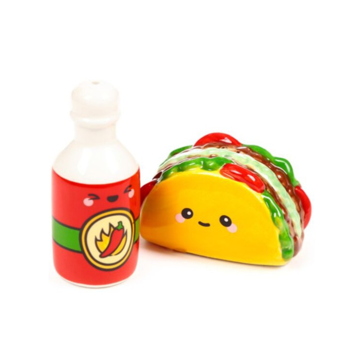 Set de salero y pimentero taco y salsa picante.